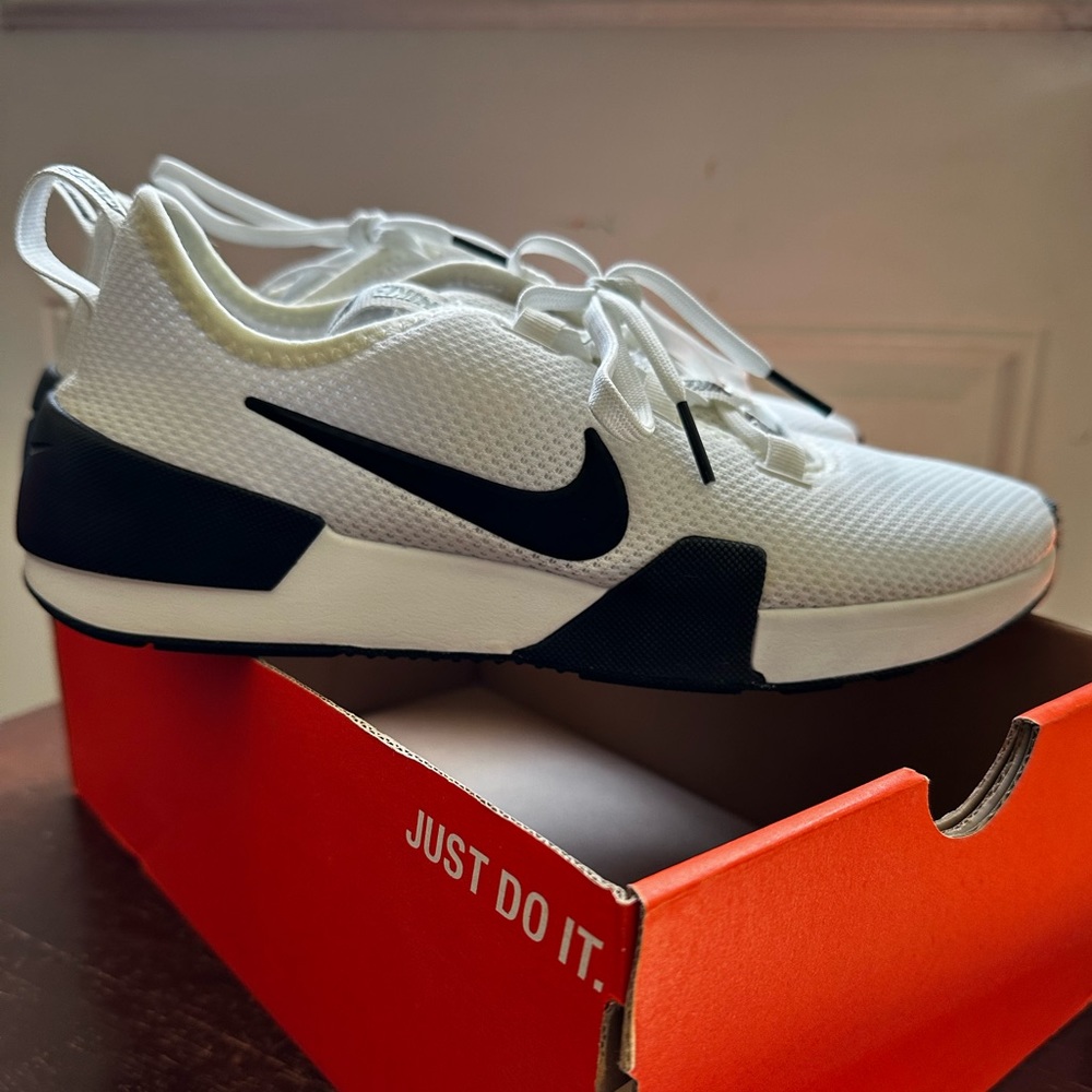 Nike - Picture 4 of 6